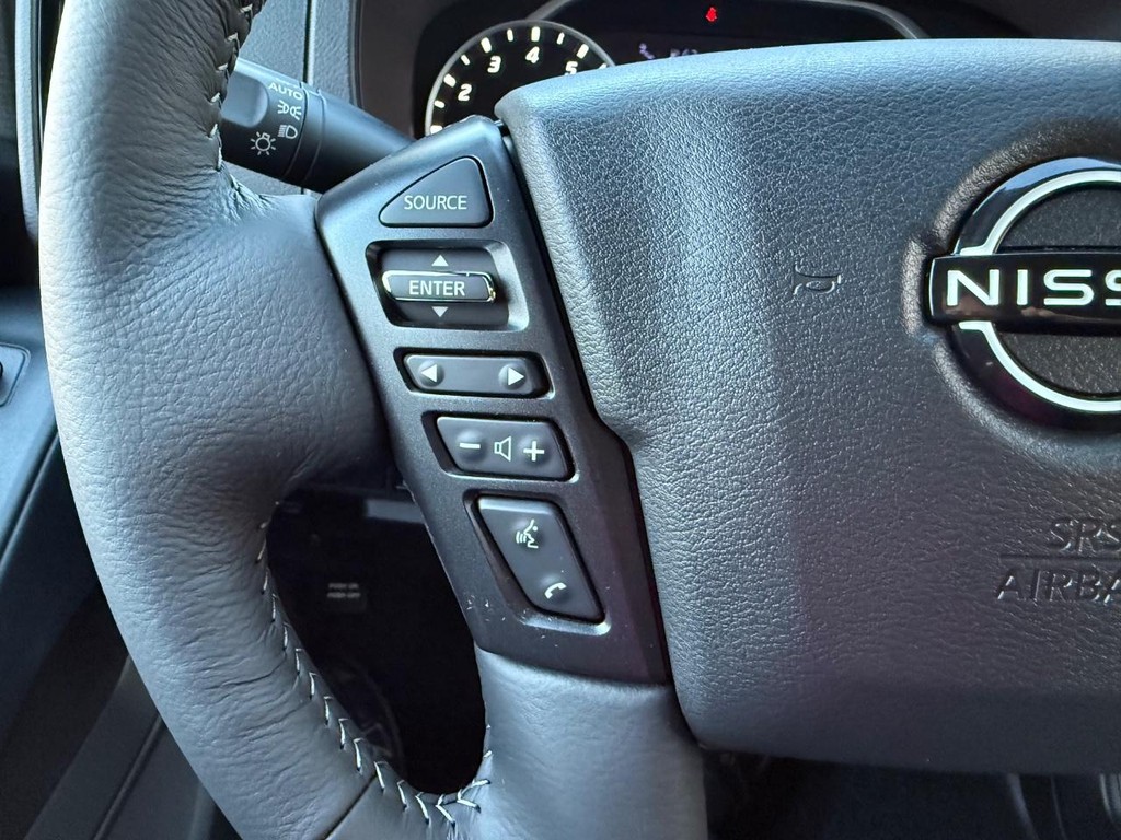 Nissan Frontier Vehicle Full-screen Gallery Image 16