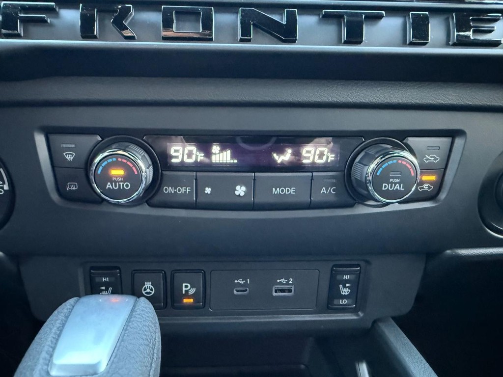 Nissan Frontier Vehicle Full-screen Gallery Image 21