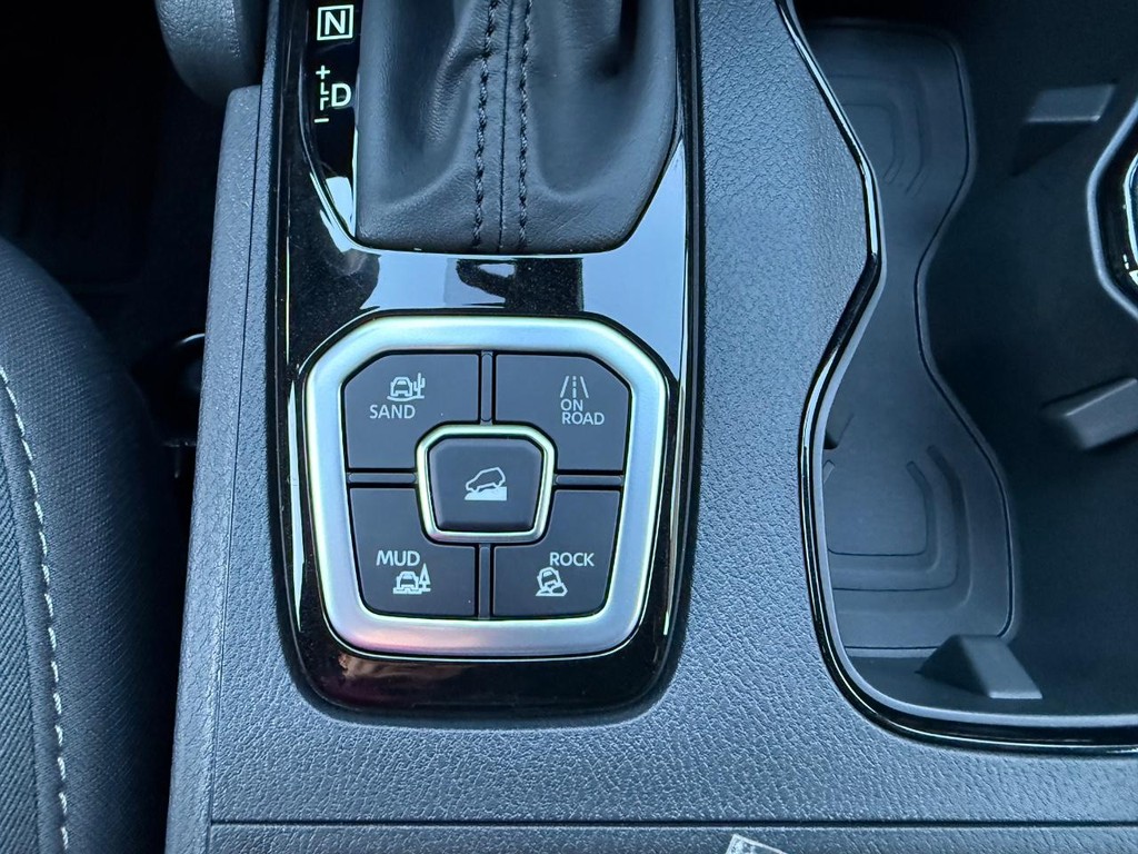 Nissan Frontier Vehicle Full-screen Gallery Image 23