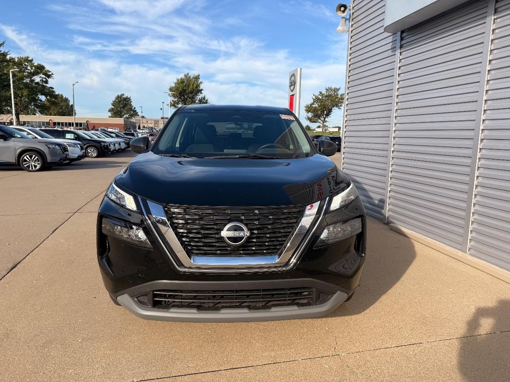 Nissan Rogue Vehicle Full-screen Gallery Image 02