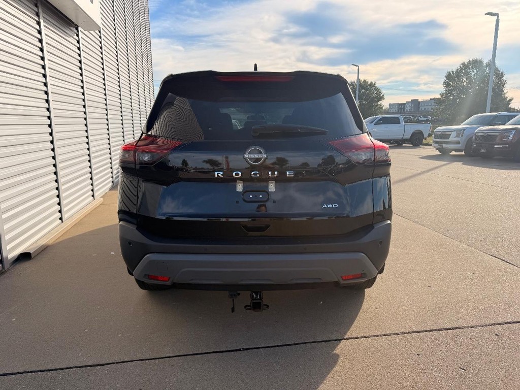 Nissan Rogue Vehicle Full-screen Gallery Image 03