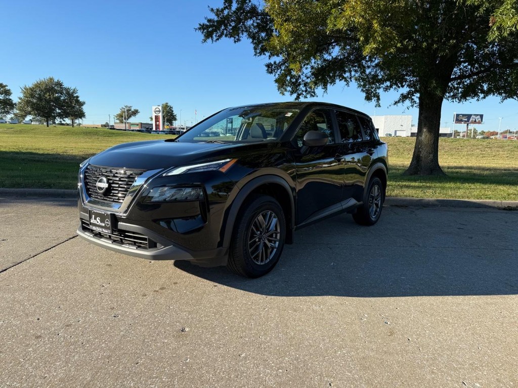 Nissan Rogue Vehicle Full-screen Gallery Image 05