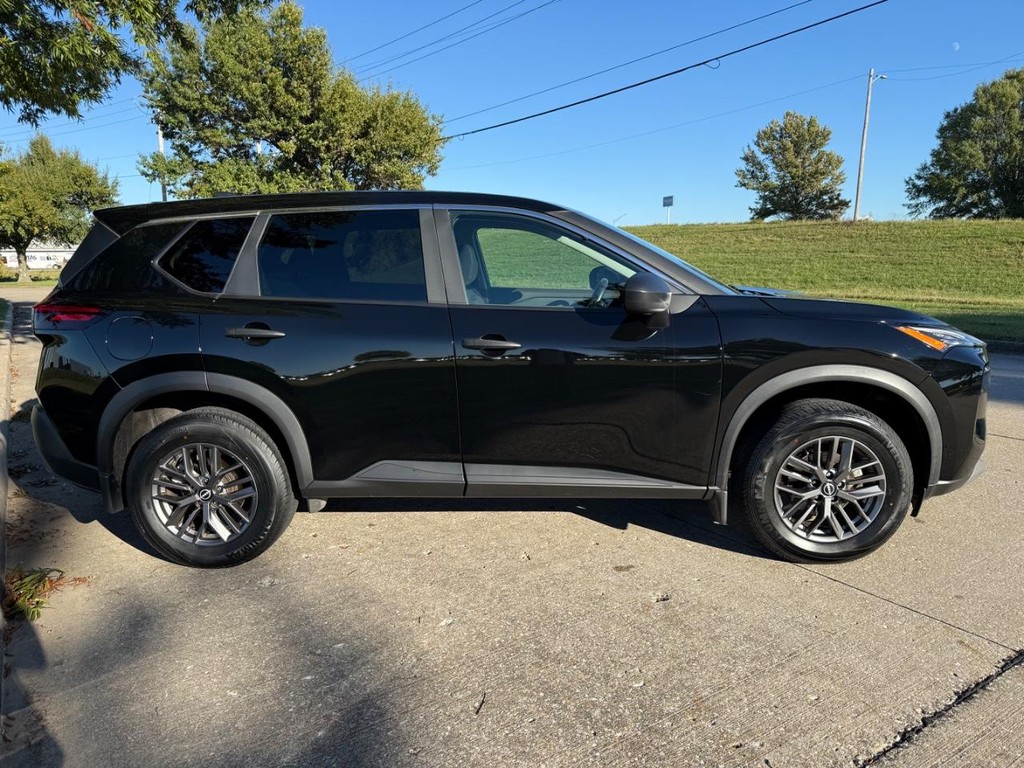 Nissan Rogue Vehicle Full-screen Gallery Image 07