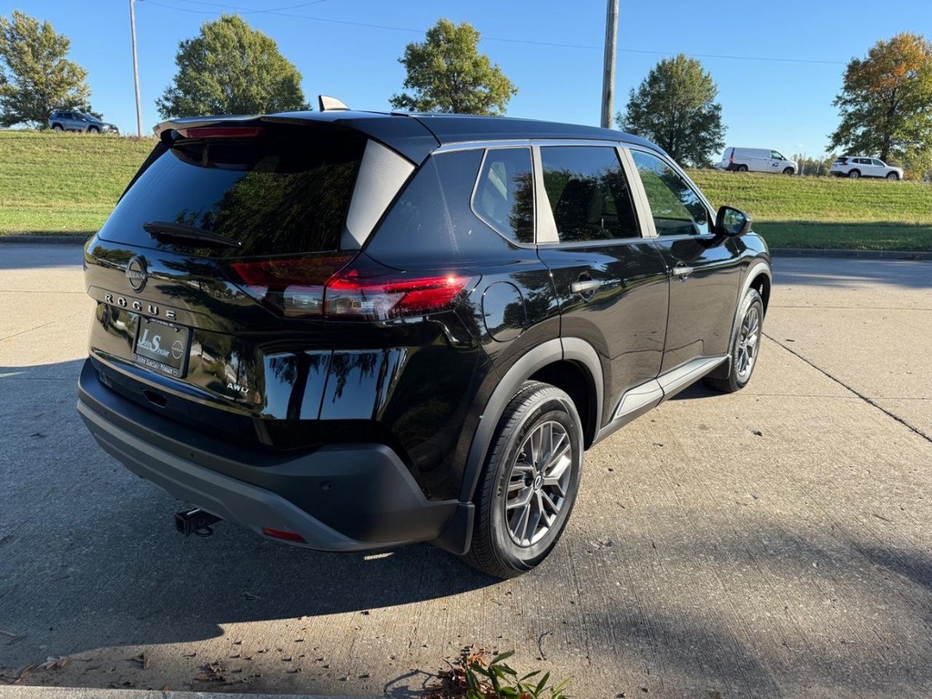 Nissan Rogue Vehicle Full-screen Gallery Image 08