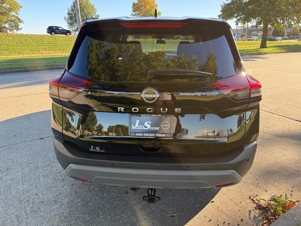 Nissan Rogue Vehicle Full-screen Gallery Image 09