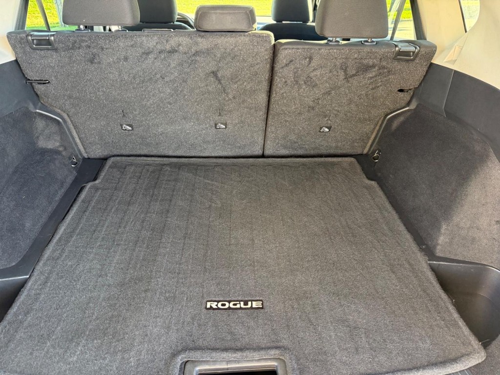 Nissan Rogue Vehicle Full-screen Gallery Image 10