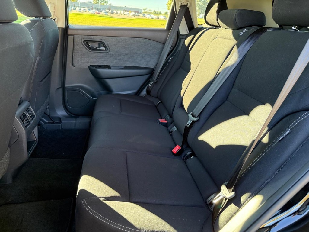 Nissan Rogue Vehicle Full-screen Gallery Image 11