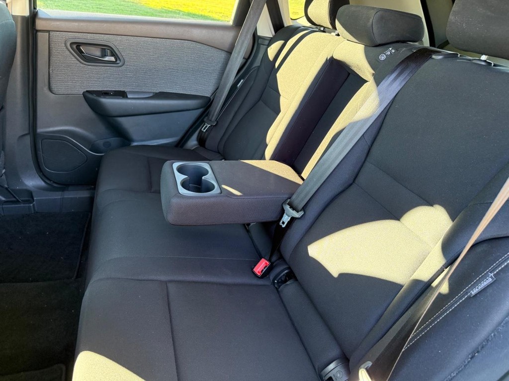 Nissan Rogue Vehicle Full-screen Gallery Image 12