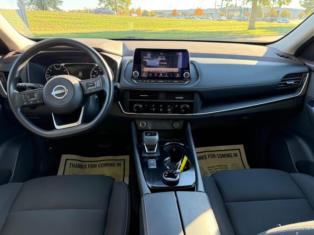 Nissan Rogue Vehicle Full-screen Gallery Image 14