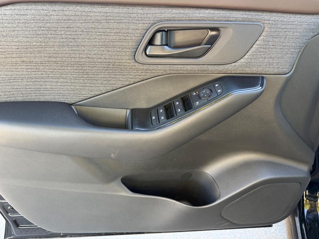 Nissan Rogue Vehicle Full-screen Gallery Image 15