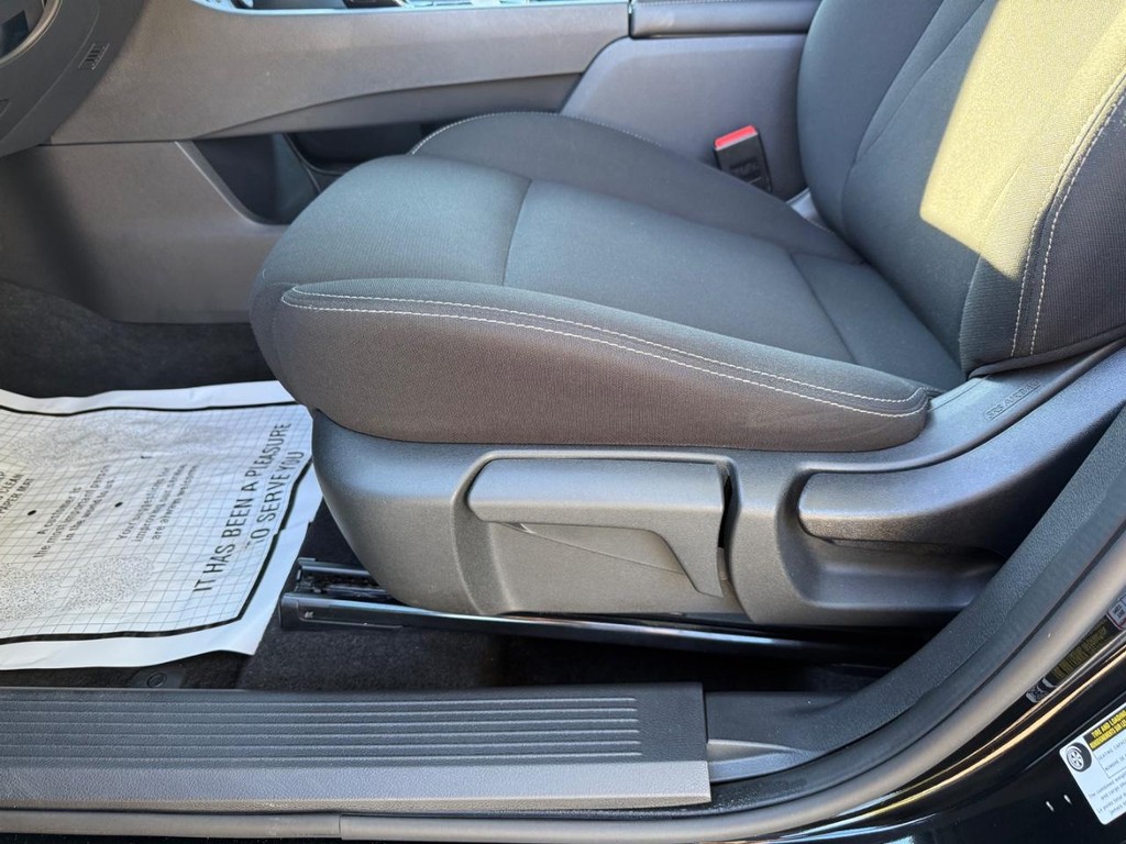 Nissan Rogue Vehicle Full-screen Gallery Image 16