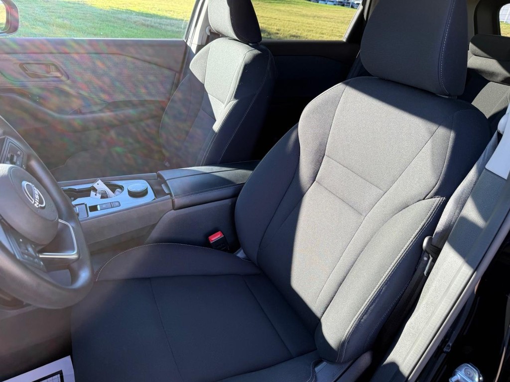 Nissan Rogue Vehicle Full-screen Gallery Image 17