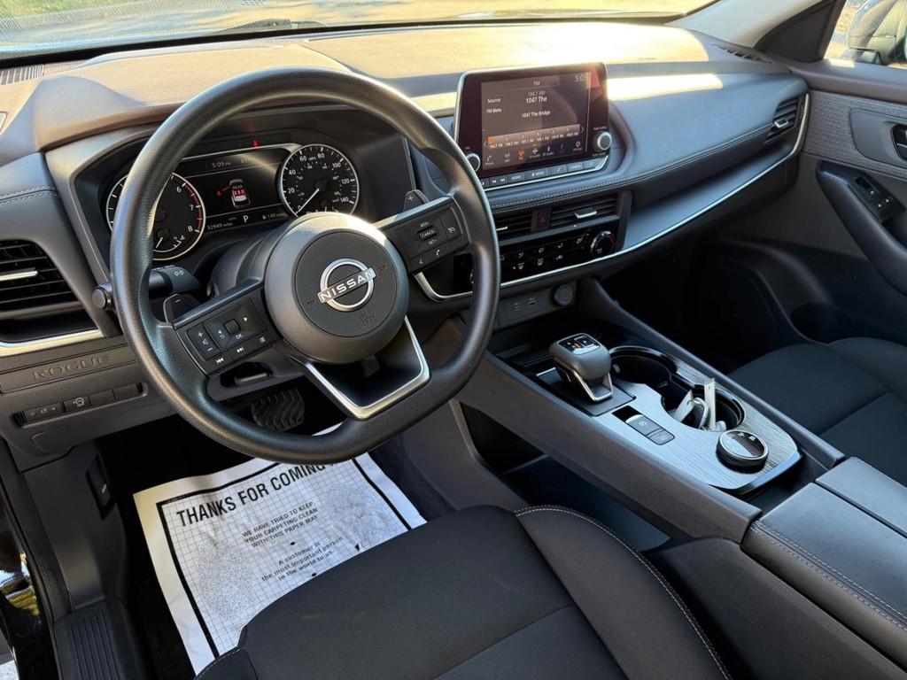 Nissan Rogue Vehicle Full-screen Gallery Image 18