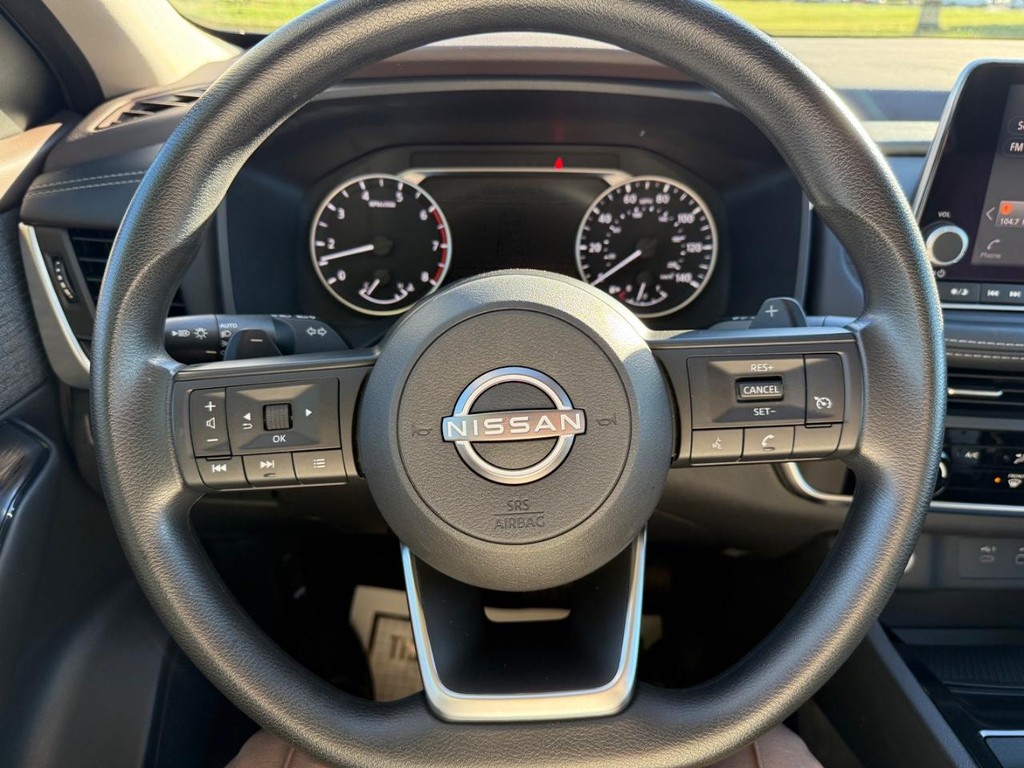 Nissan Rogue Vehicle Full-screen Gallery Image 19