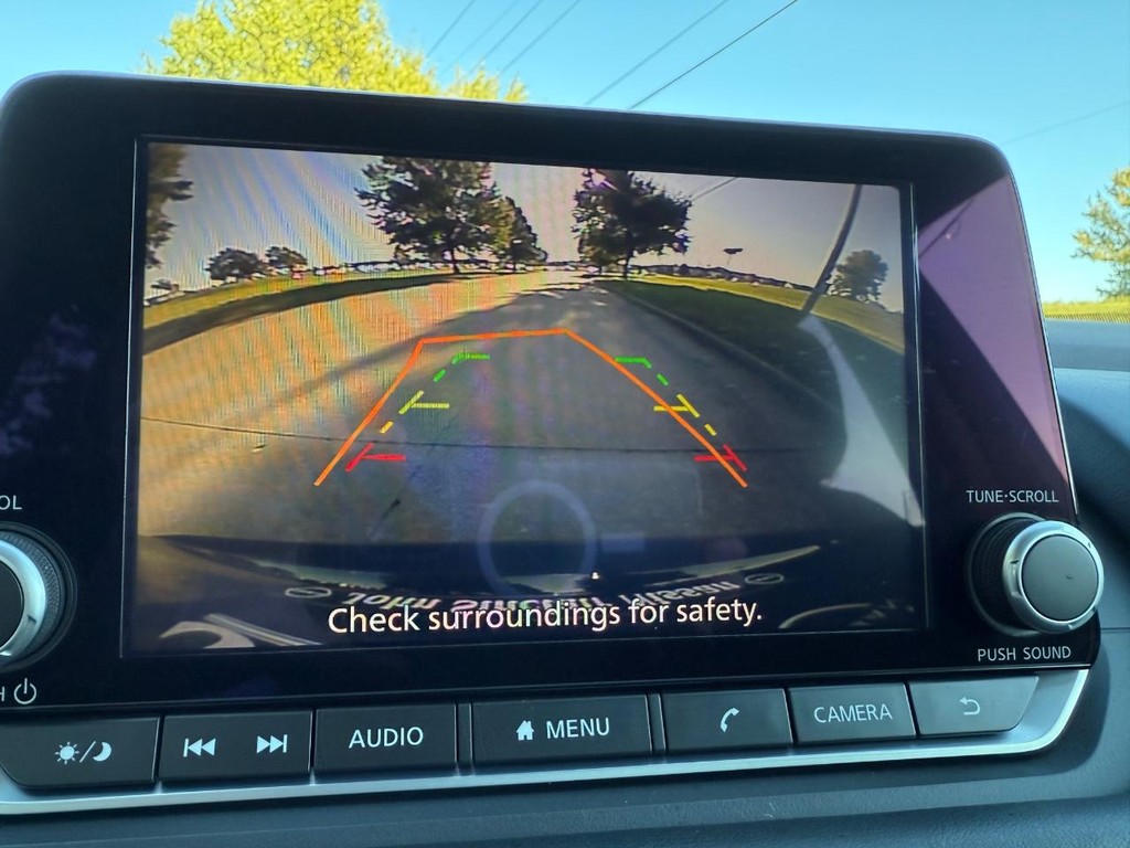 Nissan Rogue Vehicle Full-screen Gallery Image 24