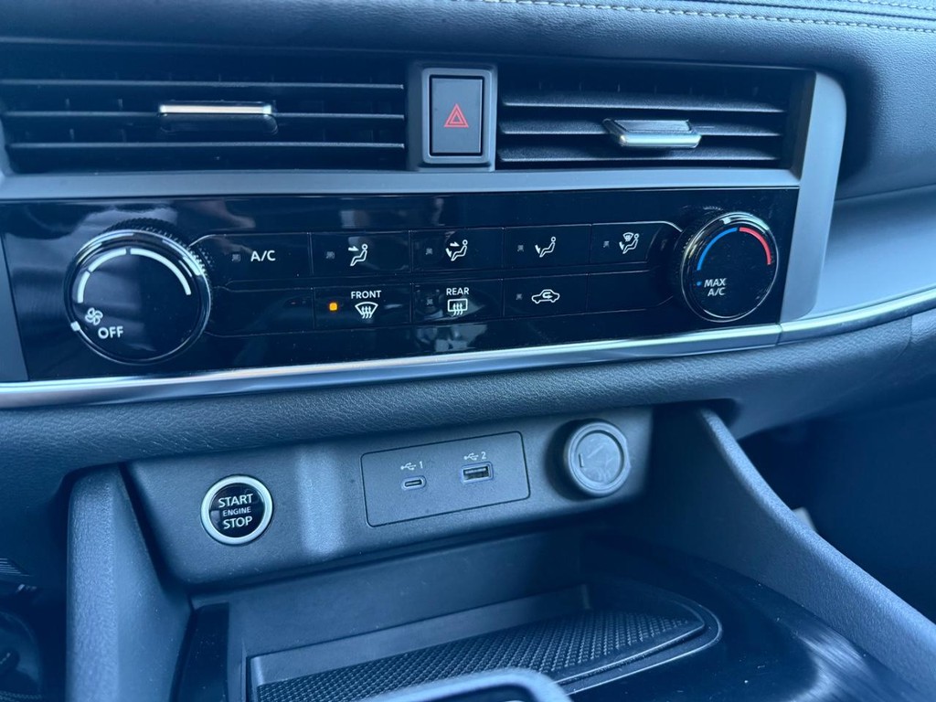 Nissan Rogue Vehicle Full-screen Gallery Image 25