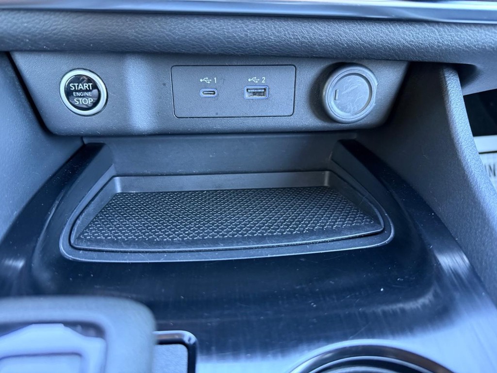 Nissan Rogue Vehicle Full-screen Gallery Image 26