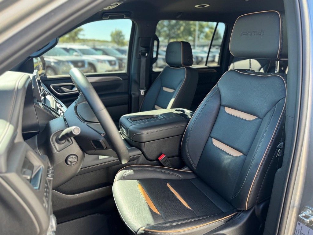 GMC Yukon XL Vehicle Full-screen Gallery Image 03