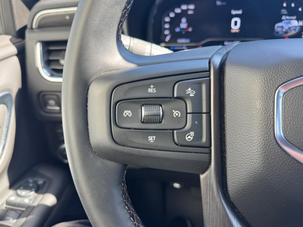 GMC Yukon XL Vehicle Full-screen Gallery Image 11