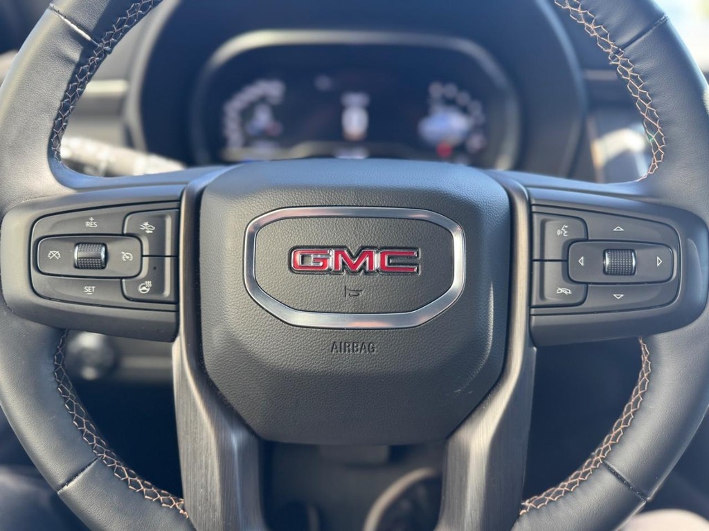 GMC Yukon XL Vehicle Full-screen Gallery Image 12