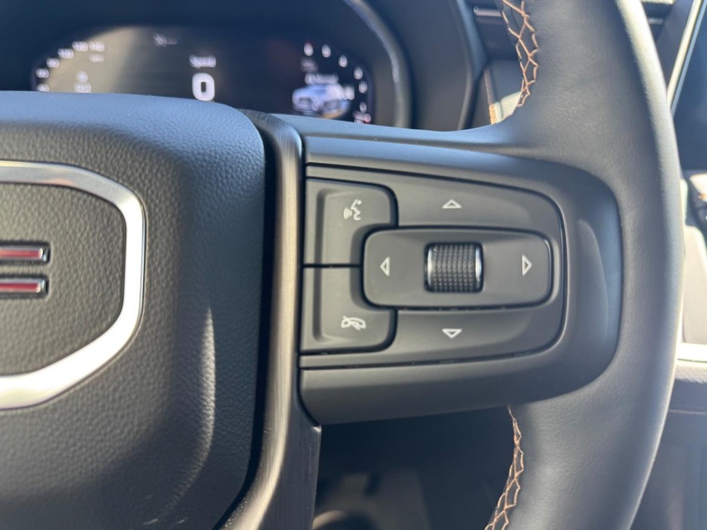 GMC Yukon XL Vehicle Full-screen Gallery Image 13