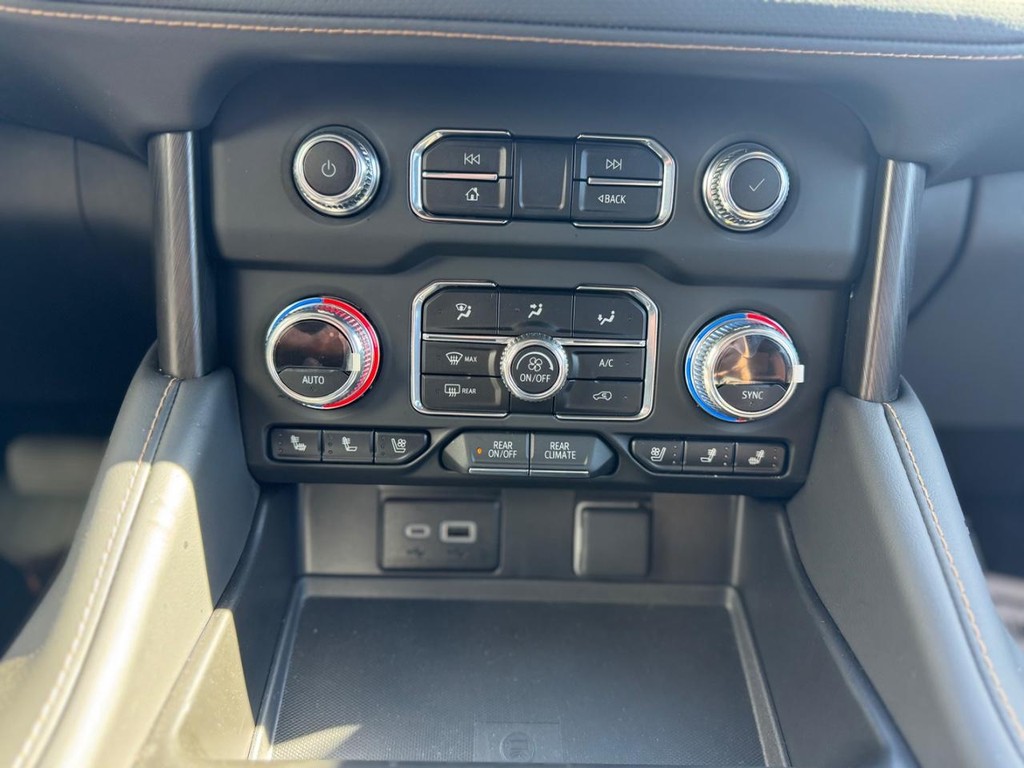 GMC Yukon XL Vehicle Full-screen Gallery Image 15