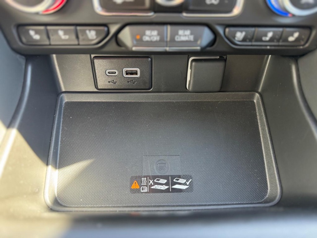 GMC Yukon XL Vehicle Full-screen Gallery Image 16