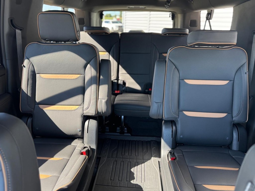 GMC Yukon XL Vehicle Full-screen Gallery Image 18