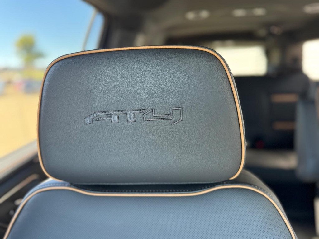 GMC Yukon XL Vehicle Full-screen Gallery Image 19