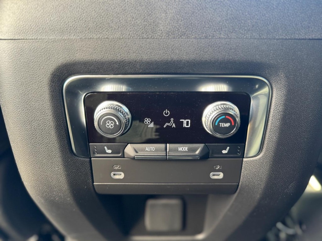 GMC Yukon XL Vehicle Full-screen Gallery Image 21