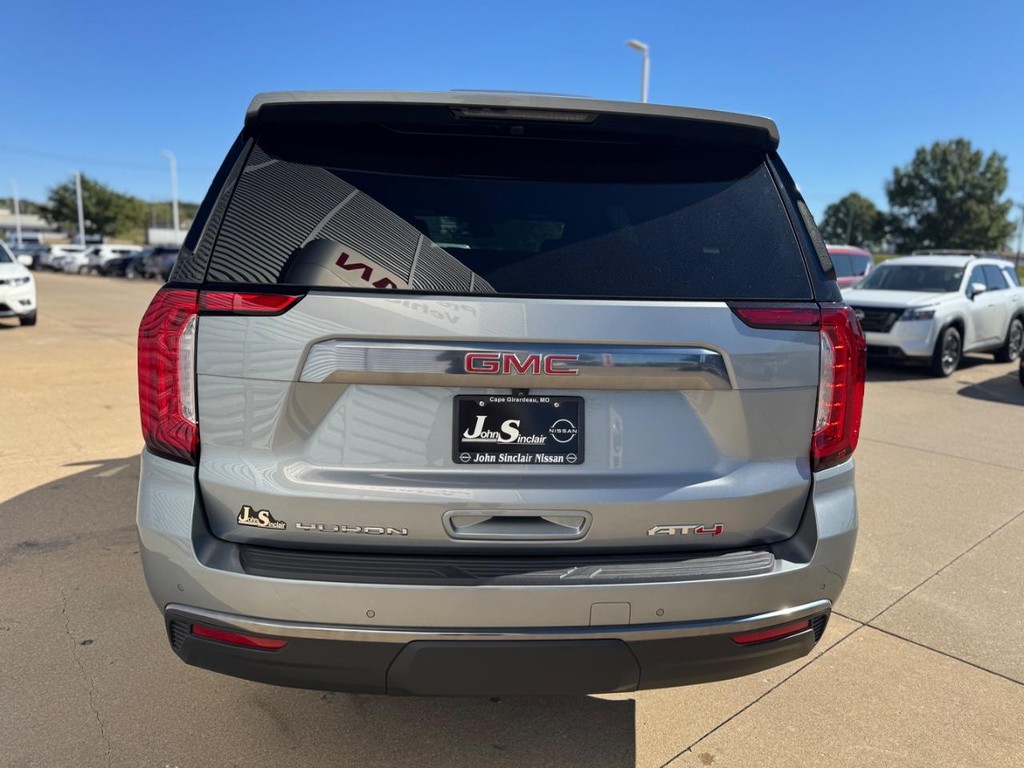 GMC Yukon XL Vehicle Full-screen Gallery Image 27