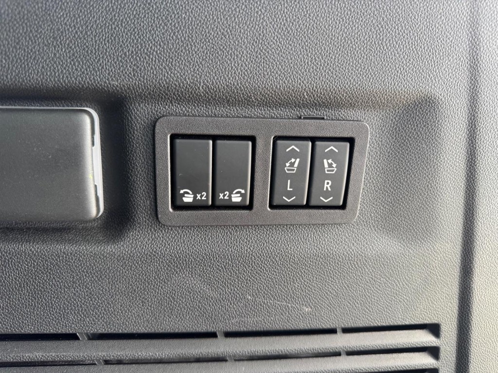 GMC Yukon XL Vehicle Full-screen Gallery Image 30