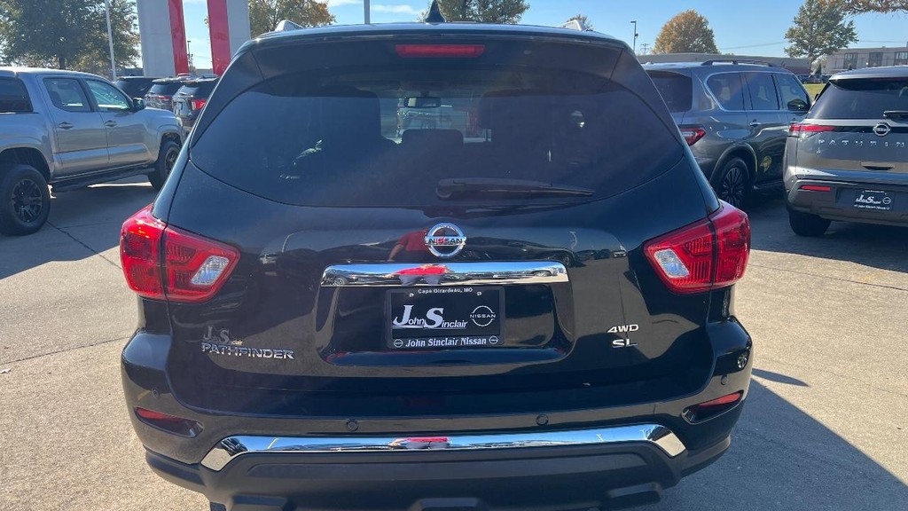 Nissan Pathfinder Vehicle Full-screen Gallery Image 05