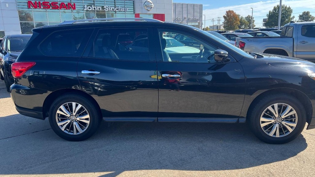 Nissan Pathfinder Vehicle Full-screen Gallery Image 09