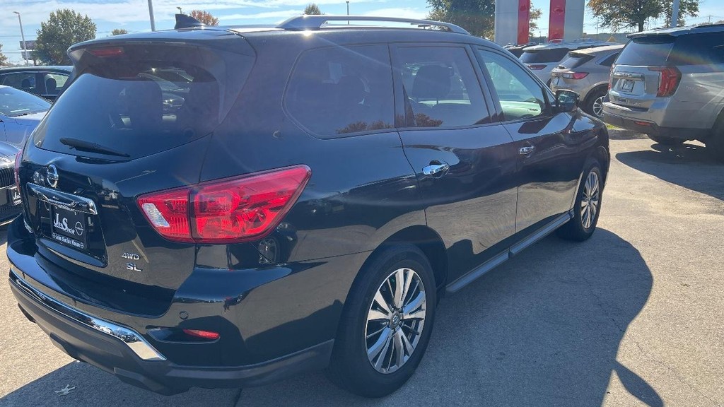 Nissan Pathfinder Vehicle Full-screen Gallery Image 10