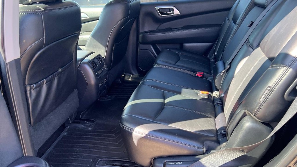 Nissan Pathfinder Vehicle Full-screen Gallery Image 24