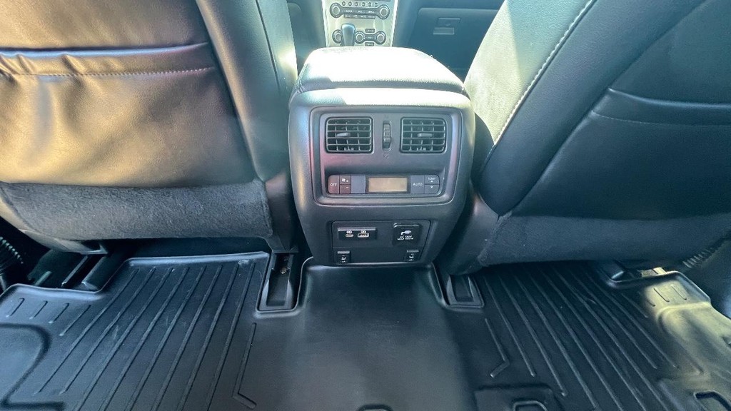 Nissan Pathfinder Vehicle Full-screen Gallery Image 28