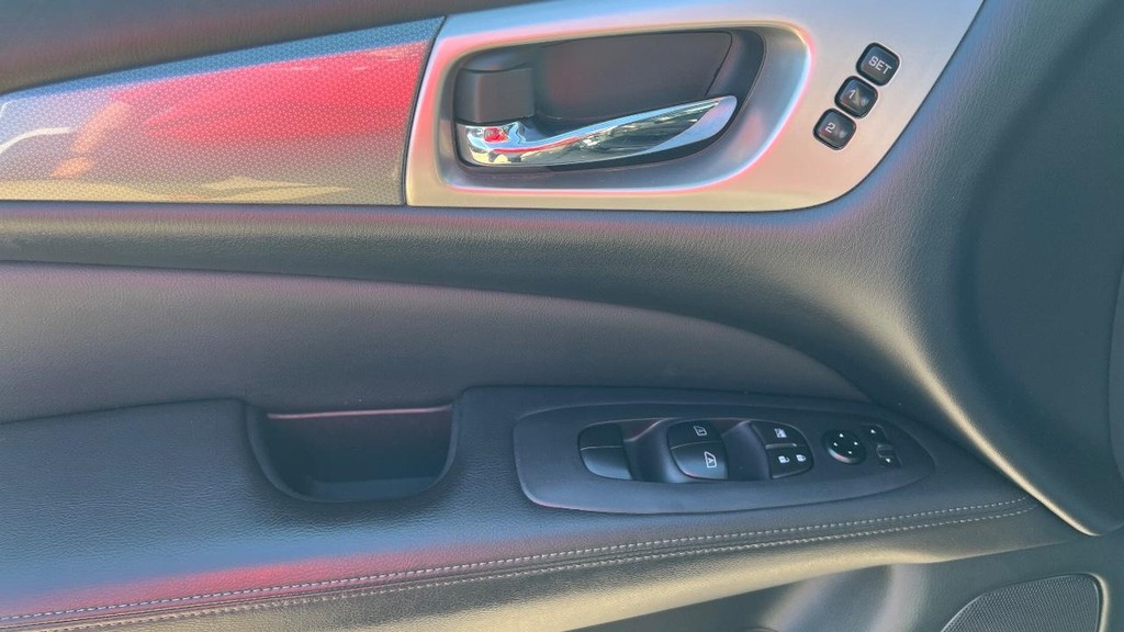 Nissan Pathfinder Vehicle Full-screen Gallery Image 36