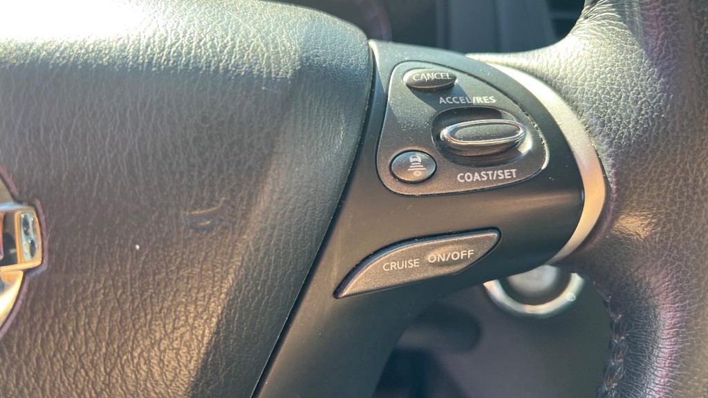 Nissan Pathfinder Vehicle Full-screen Gallery Image 39