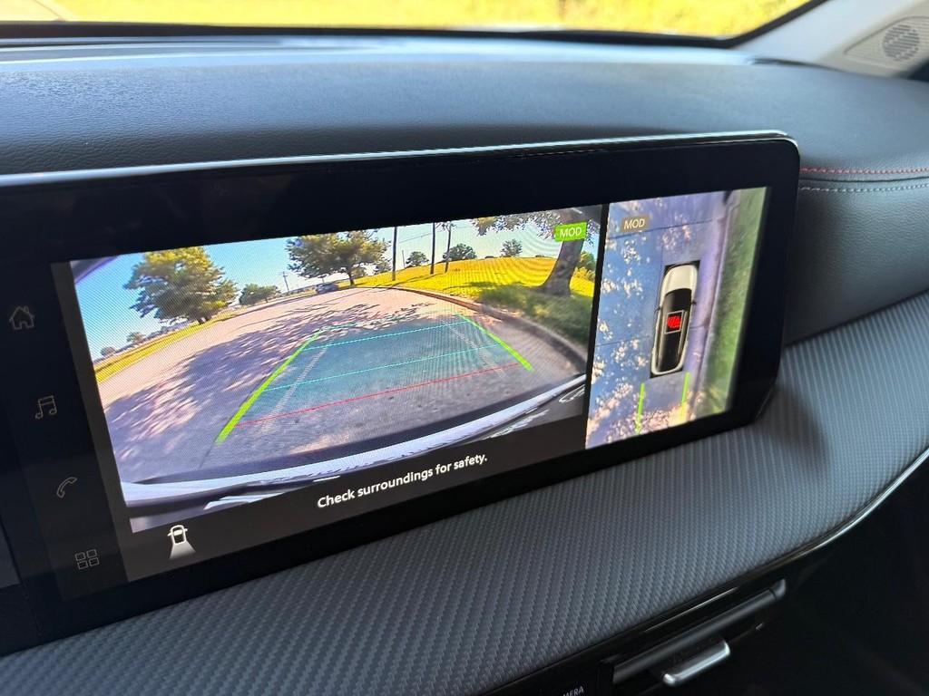 Nissan Kicks Vehicle Full-screen Gallery Image 02