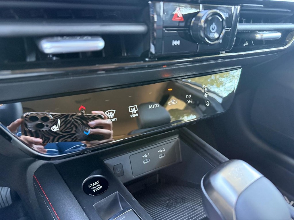 Nissan Kicks Vehicle Full-screen Gallery Image 03