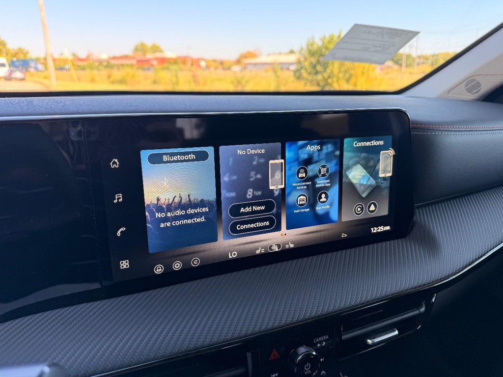 Nissan Kicks Vehicle Full-screen Gallery Image 05