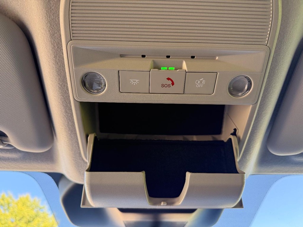 Nissan Kicks Vehicle Full-screen Gallery Image 06