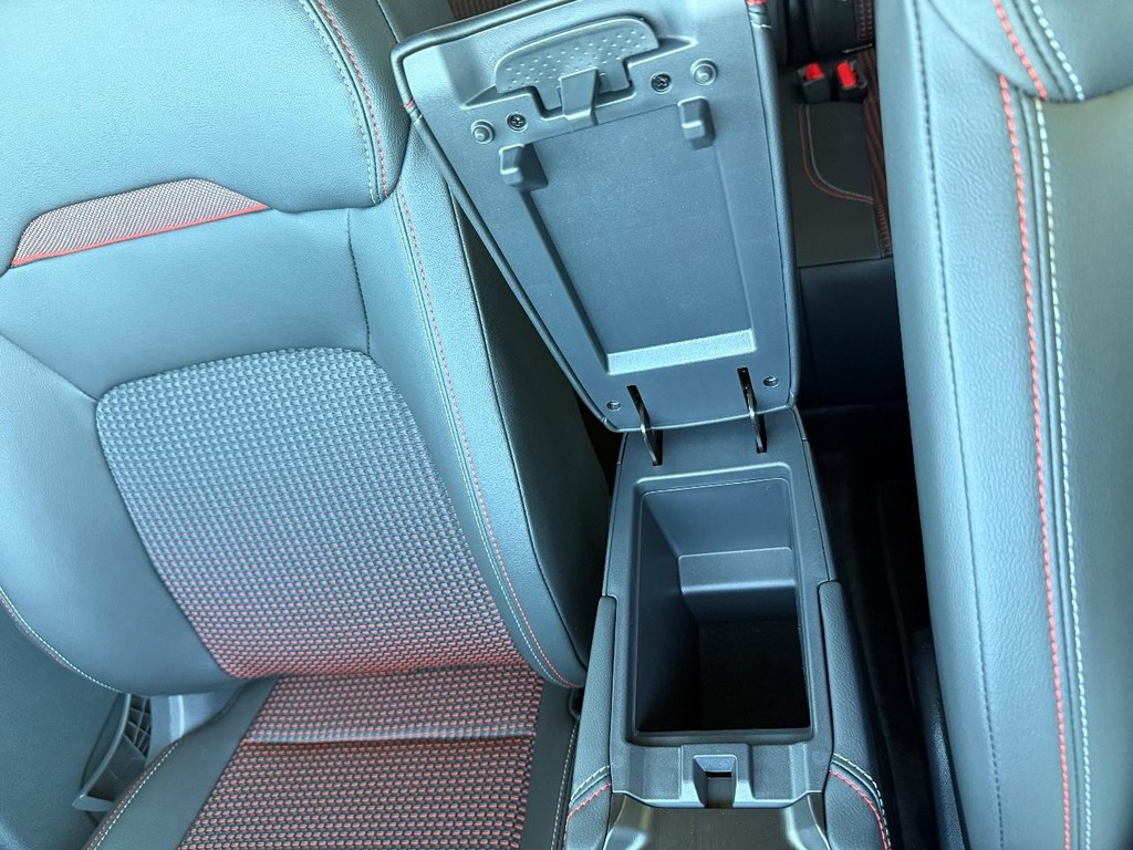 Nissan Kicks Vehicle Full-screen Gallery Image 09