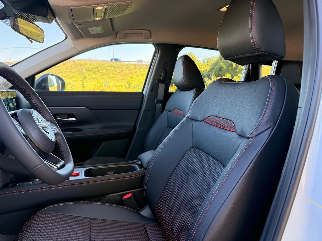 Nissan Kicks Vehicle Full-screen Gallery Image 12