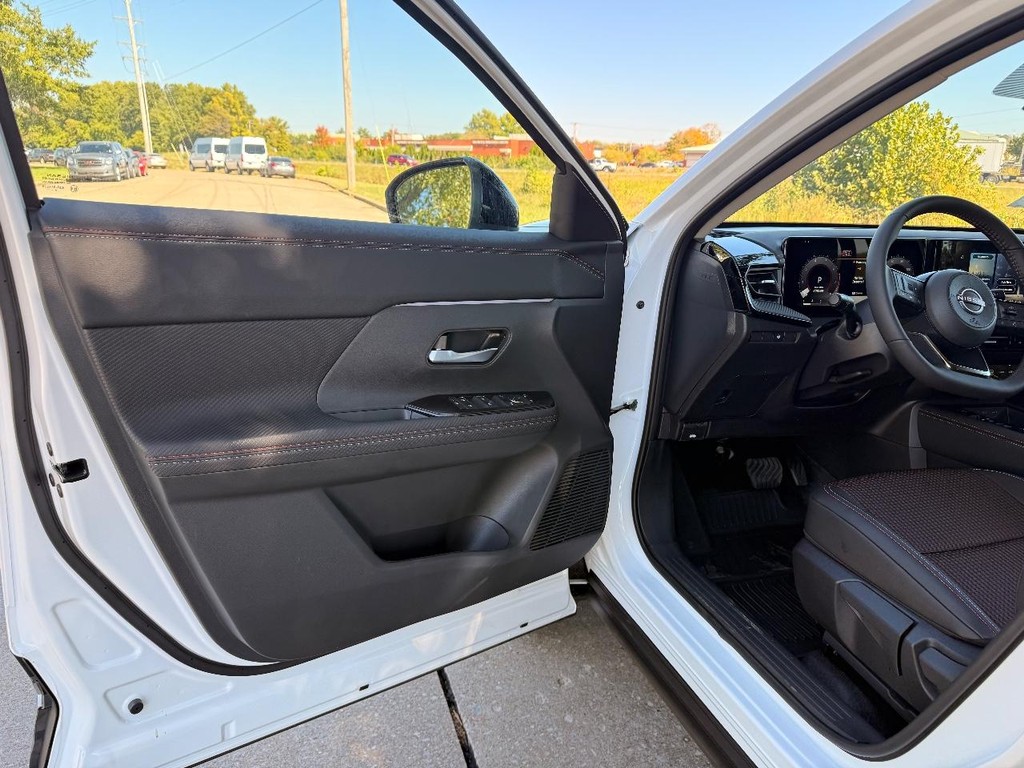 Nissan Kicks Vehicle Full-screen Gallery Image 14