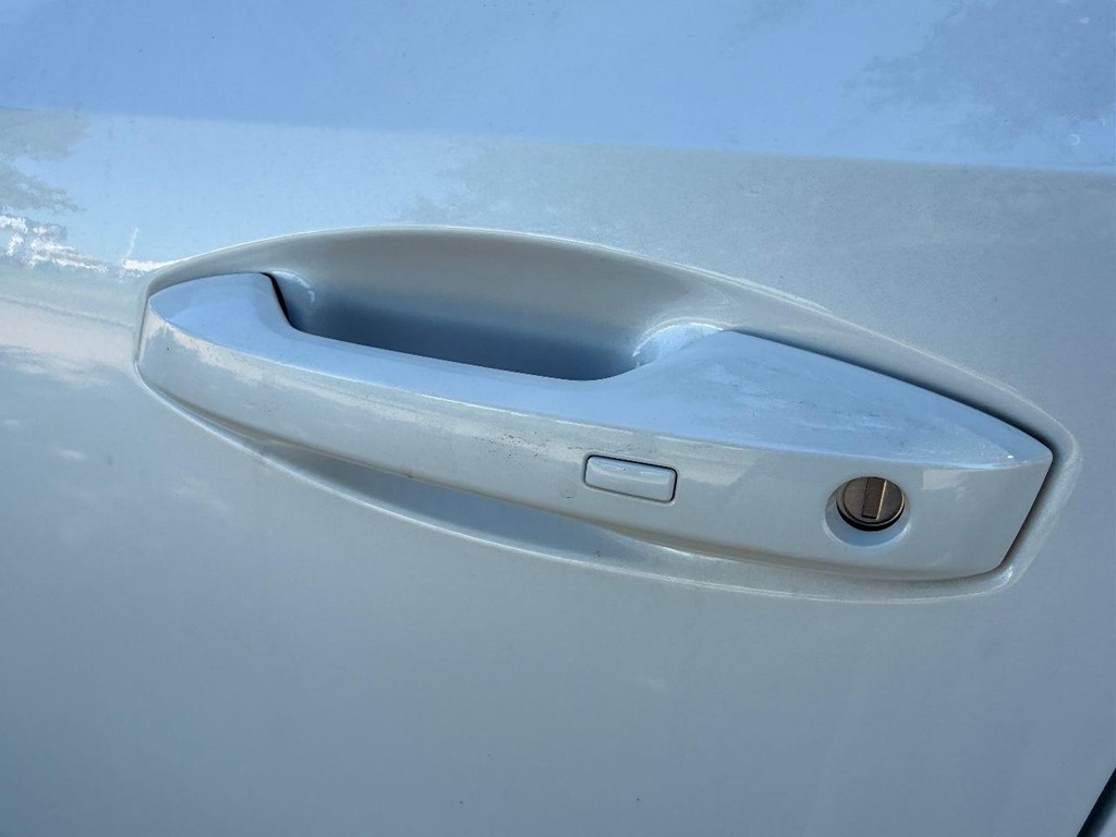 Nissan Kicks Vehicle Full-screen Gallery Image 15