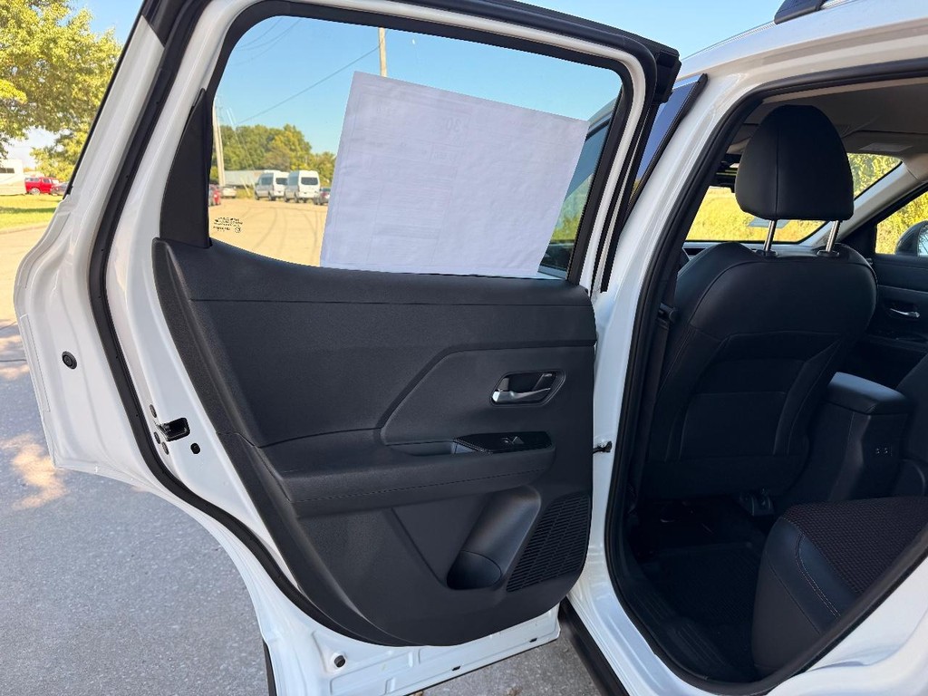 Nissan Kicks Vehicle Full-screen Gallery Image 16