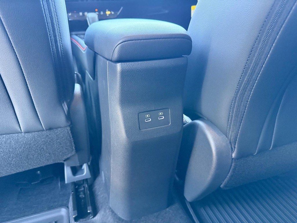 Nissan Kicks Vehicle Full-screen Gallery Image 17