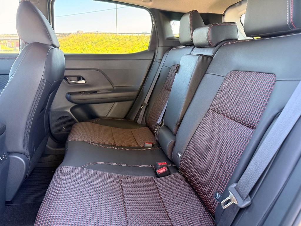 Nissan Kicks Vehicle Full-screen Gallery Image 19